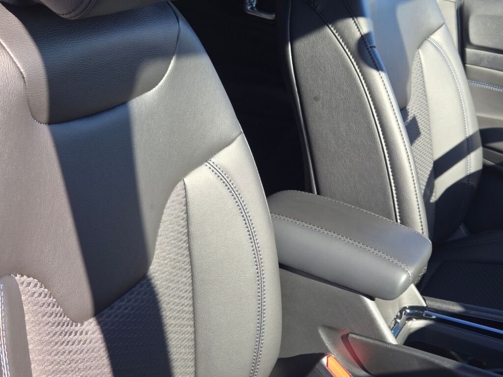 New 2026 Bright White Clearcoat Jeep Latitude image 8
