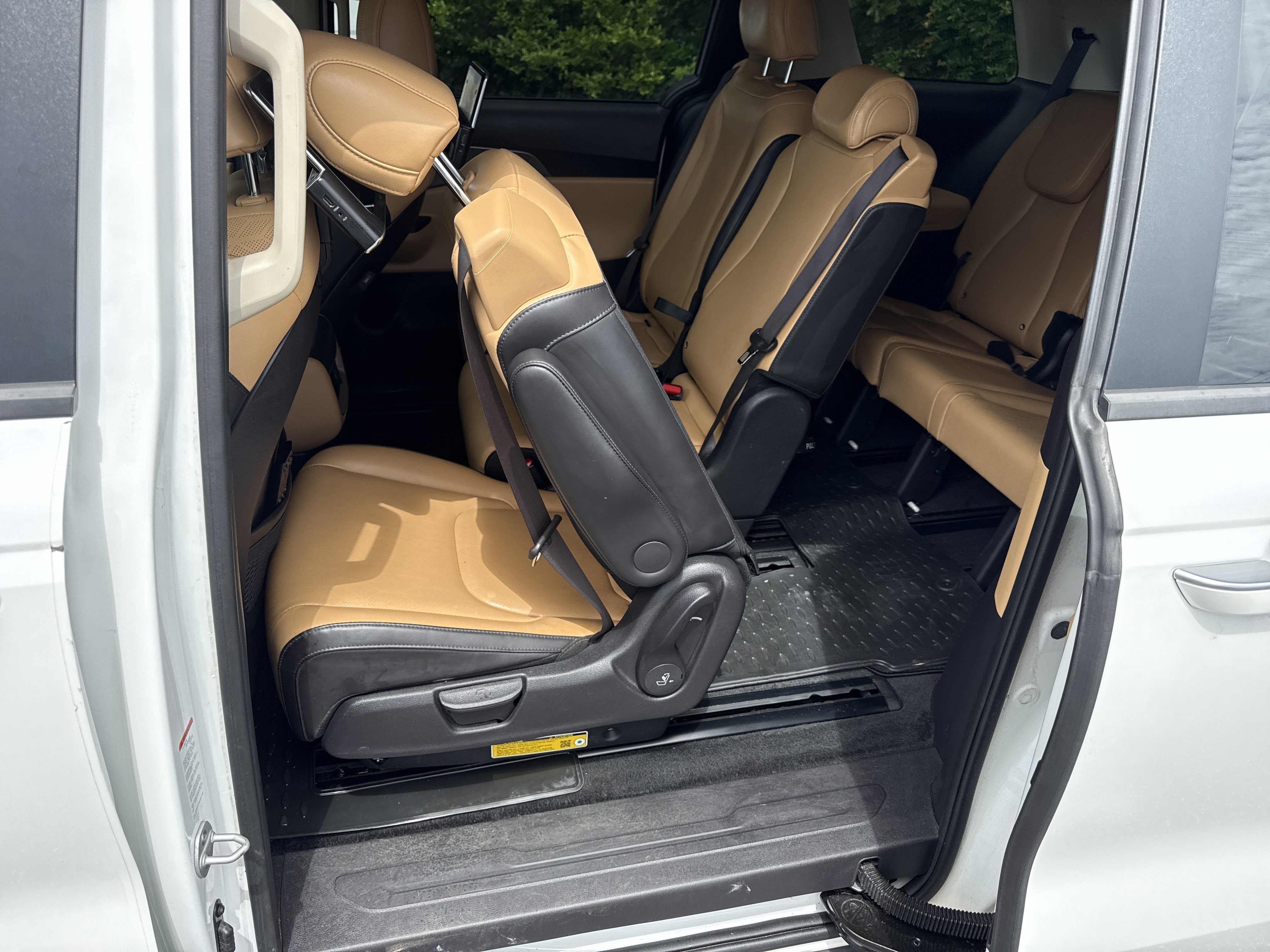 Used 2024 Snow White Pearl Kia LX image 14