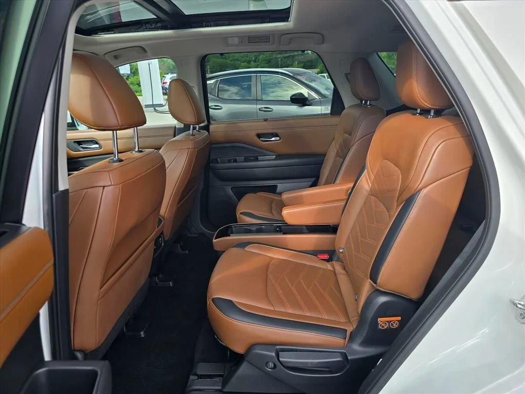Used 2022 White Nissan Platinum image 13