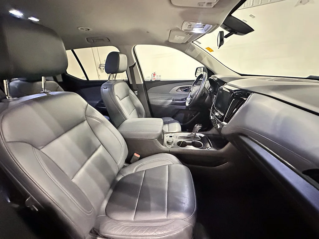 Used 2020 GRAPHITE METALLIC Chevrolet LT Leather image 29