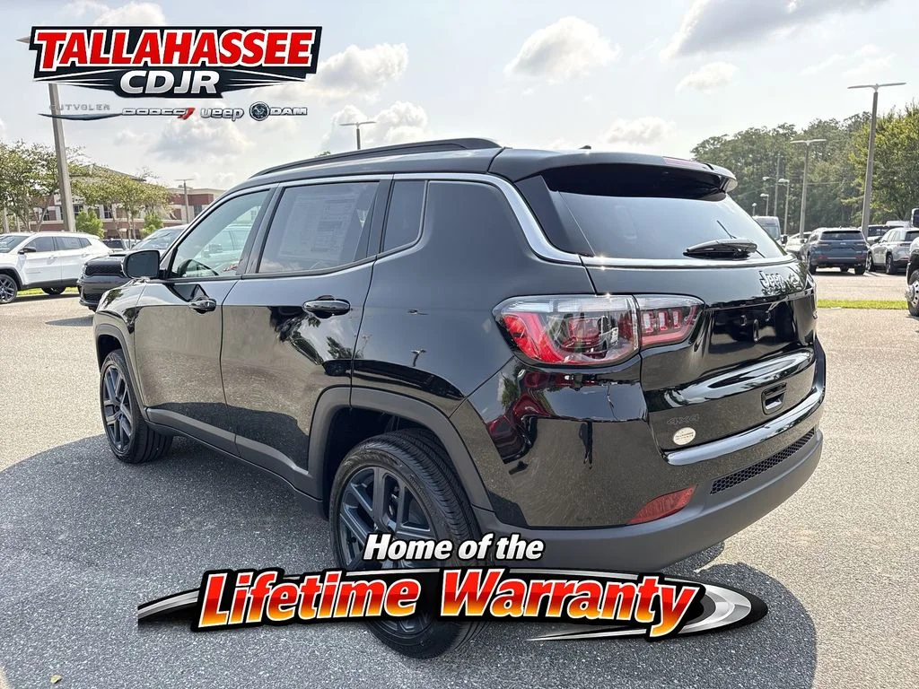New 2026 Diamond Black Crystal Pearl-Coat Exterior Paint Jeep Latitude image 5