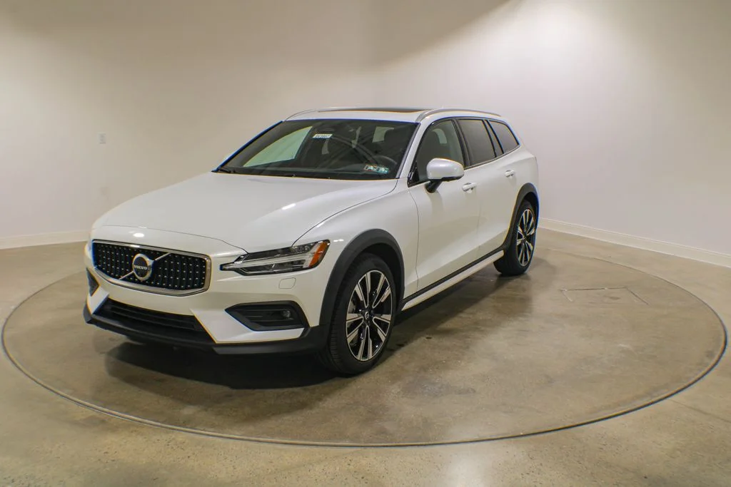 2026 Volvo V60 Cross Country B5 Ultra AWD's photo