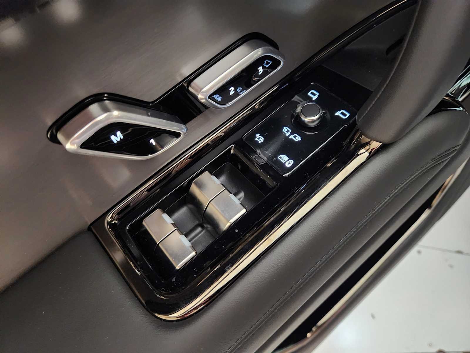 New 2027 Fuji White Land Rover SE image 22