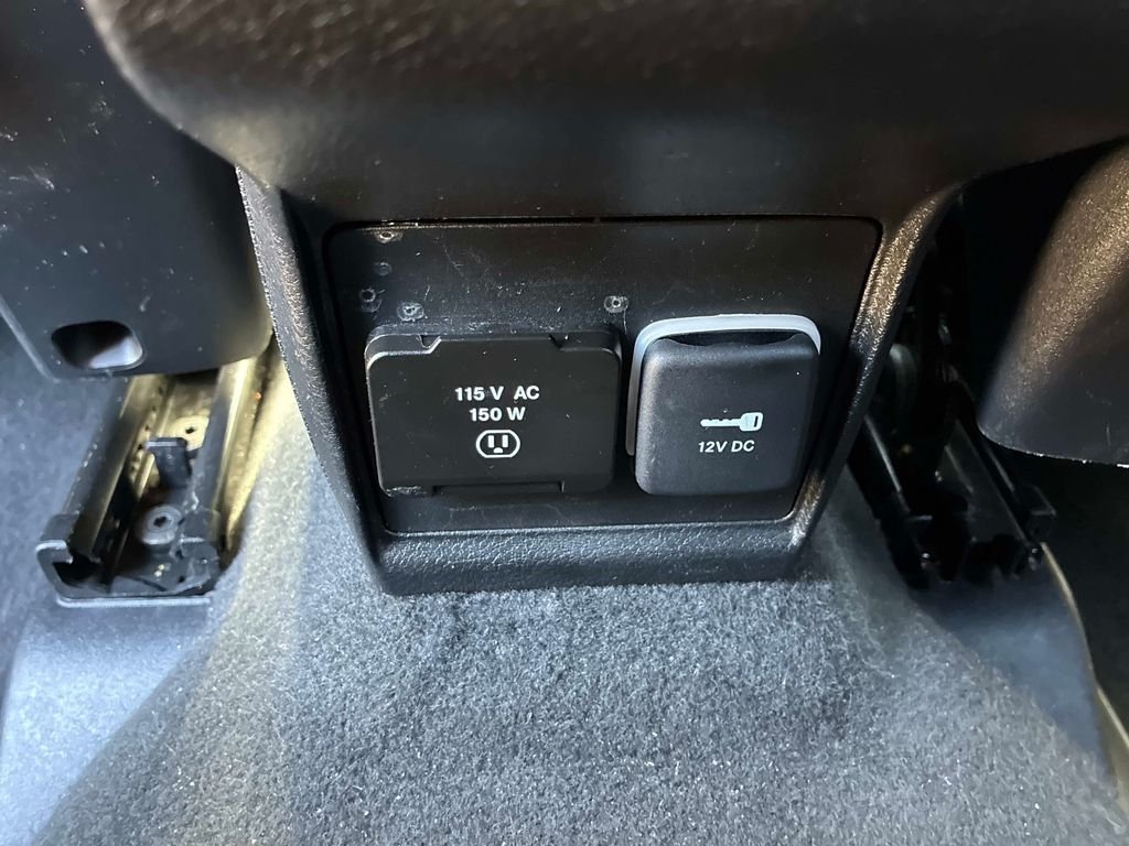 Used 2022 Silver Jeep Latitude image 15