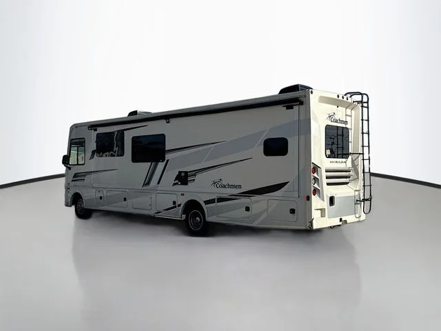 Used 2022 White Ford Chassis image 5