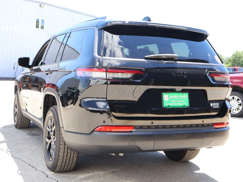 New 2026 Diamond Black Crystal Pearl-Coat Exterior Paint Jeep Altitude image 3