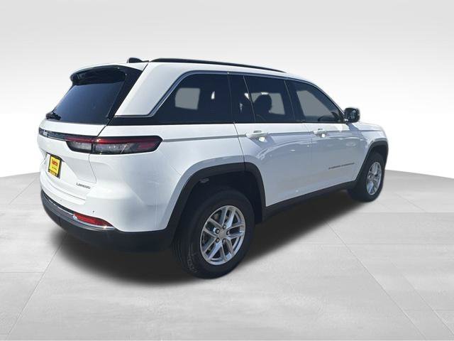 New 2026 Bright White Clear-Coat Exterior Paint Jeep Laredo X image 7