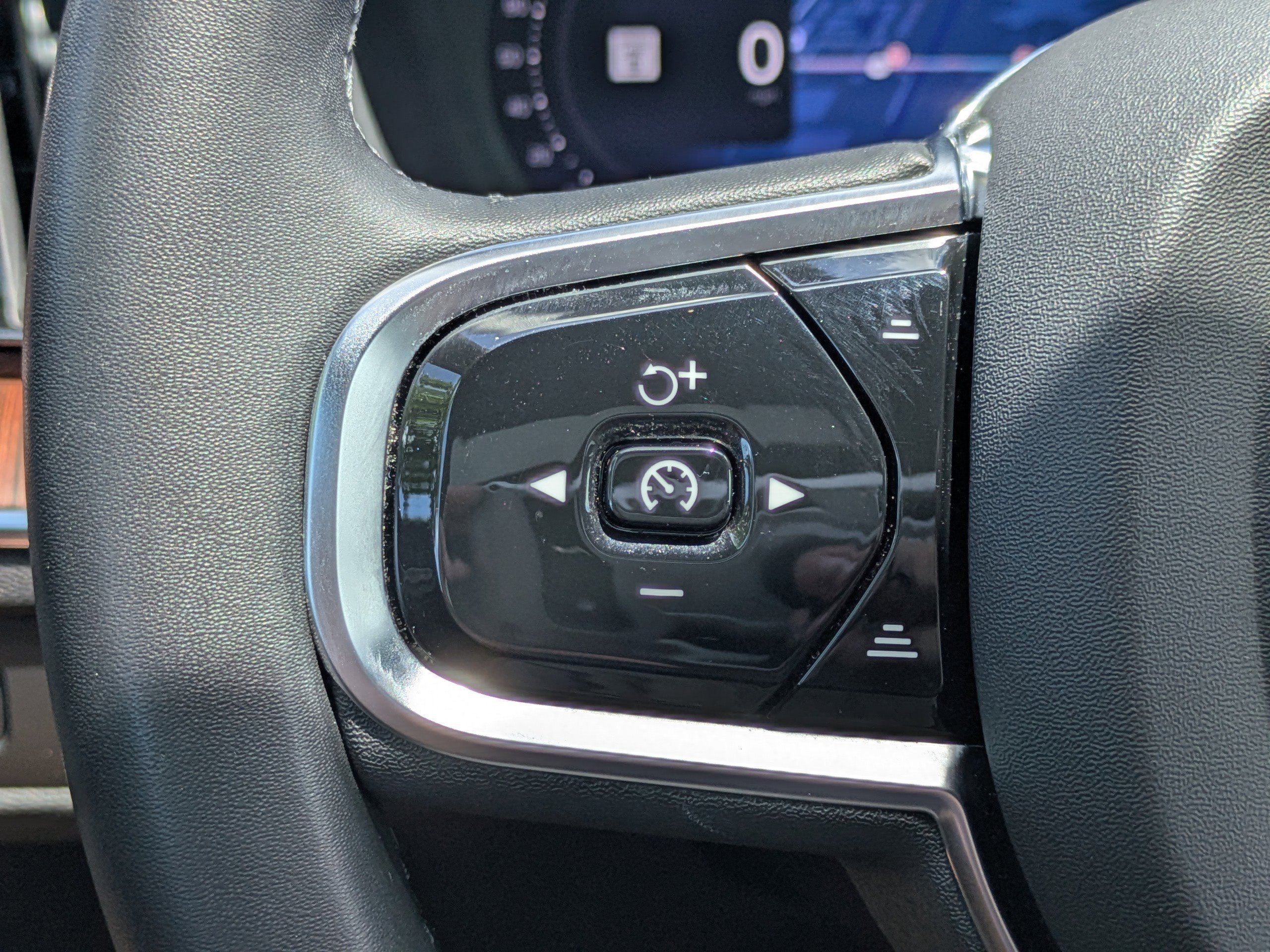 Used 2024 Crystal White Metallic Volvo Plus Dark Theme image 19