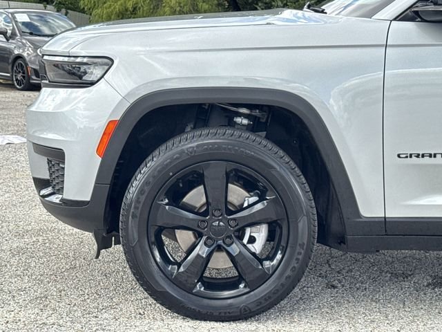 Used 2023 Silver Jeep Altitude image 10