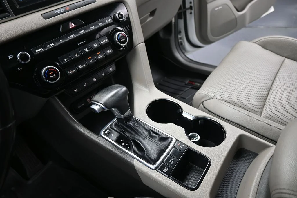 Used 2018 White Kia EX image 17