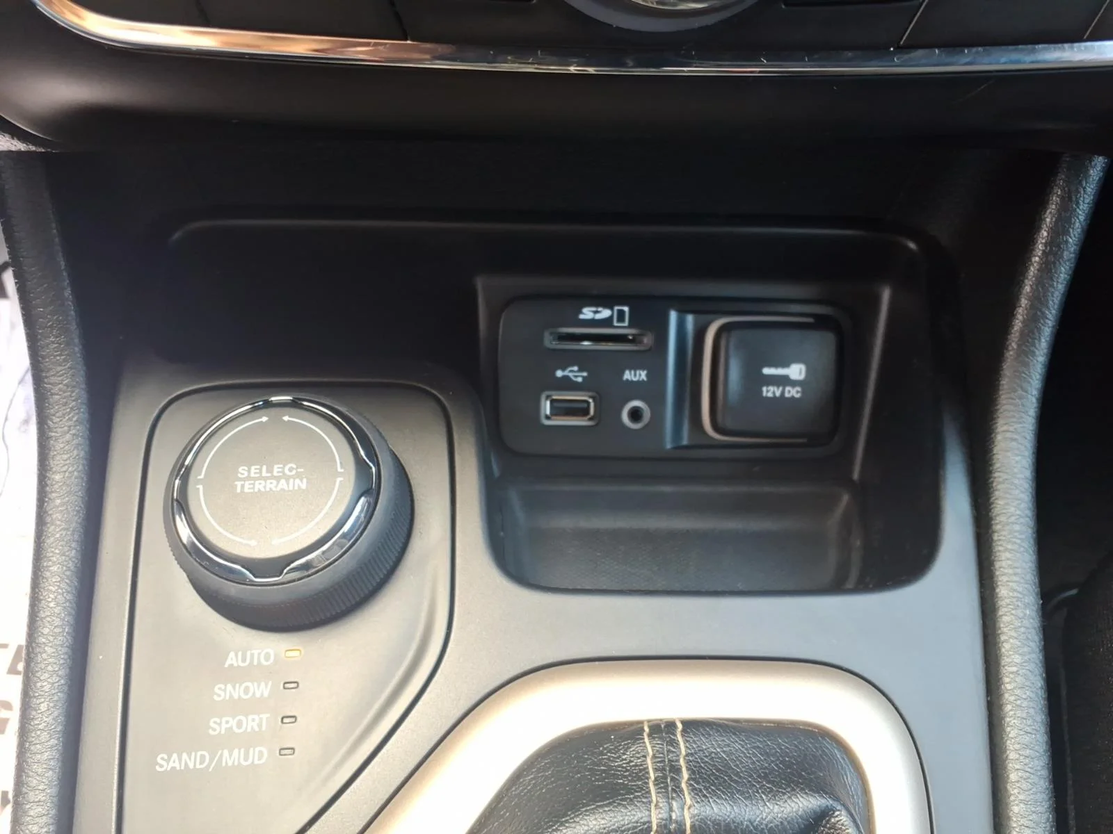 Used 2015 White Jeep 4WD 4DR LATITUDE image 13