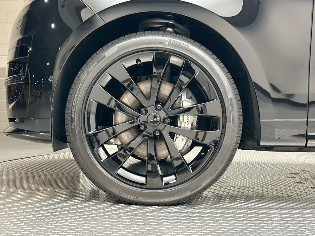 New 2027 Santorini Black Land Rover Dynamic SE image 5