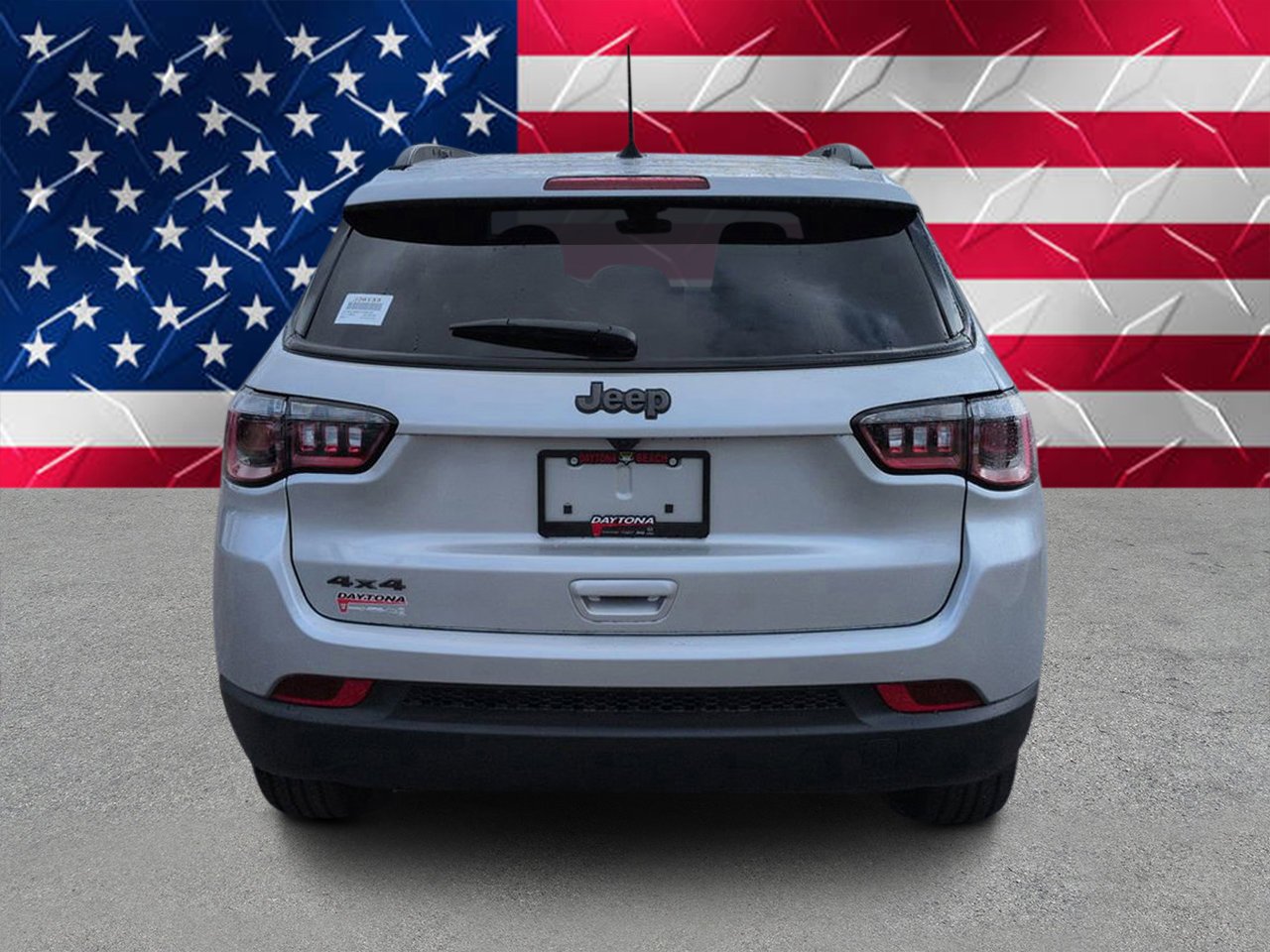 New 2026 Silver Zynith Metallic Clearcoat Jeep Latitude image 4