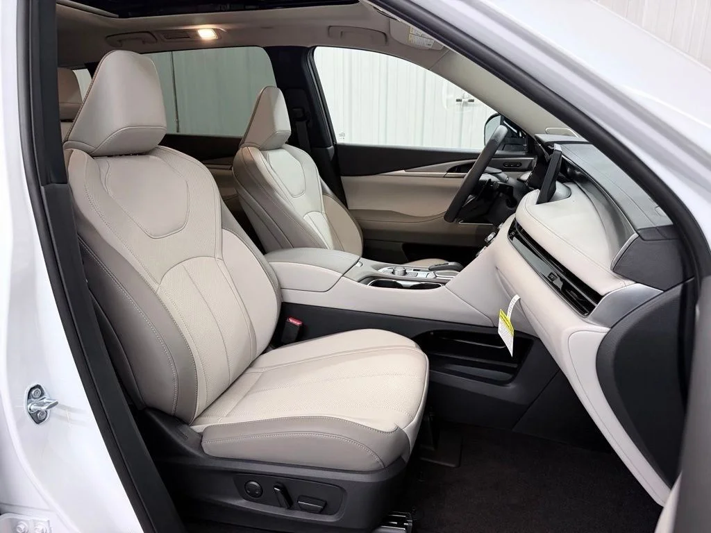 New 2027 RADIANT WHITE INFINITI Luxe FWD image 46