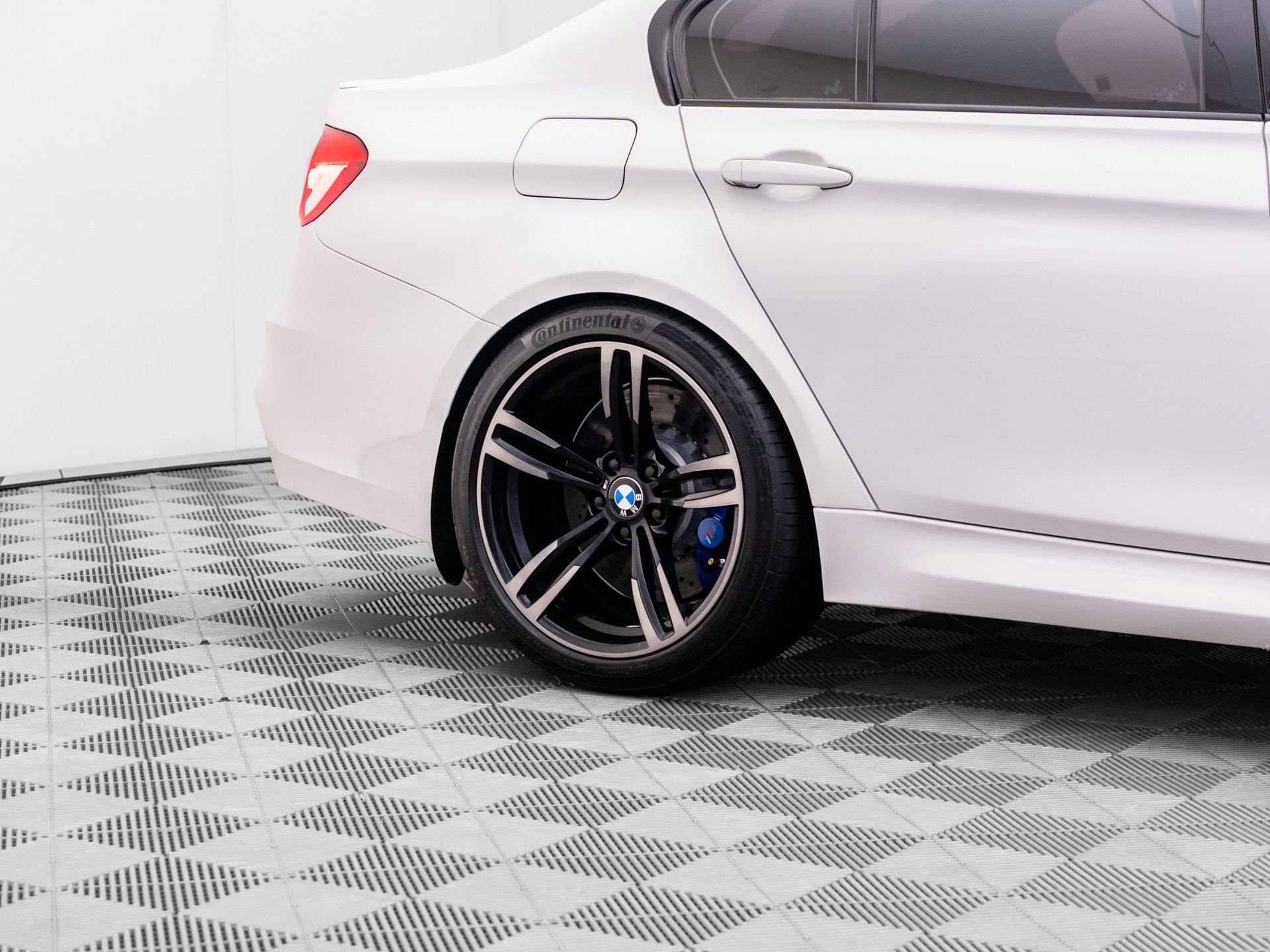 Used 2018 White BMW Base image 35