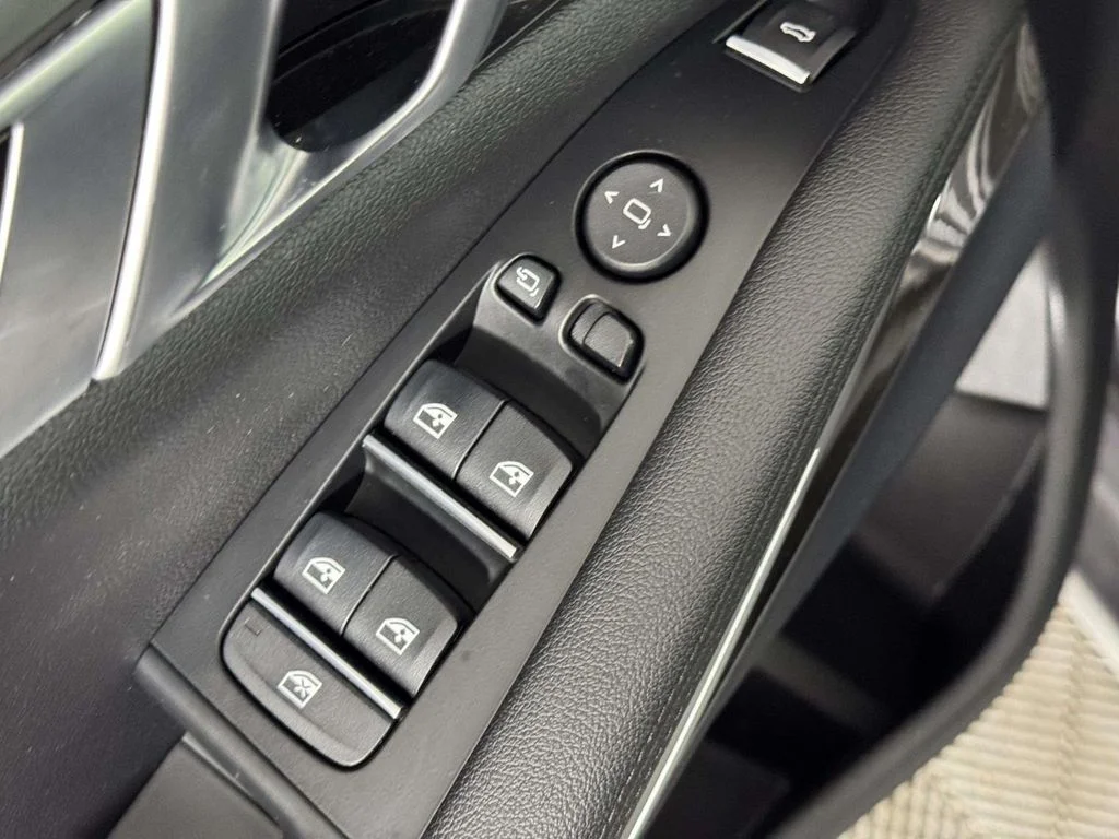 Used 2022 Black BMW xDrive40i image 18