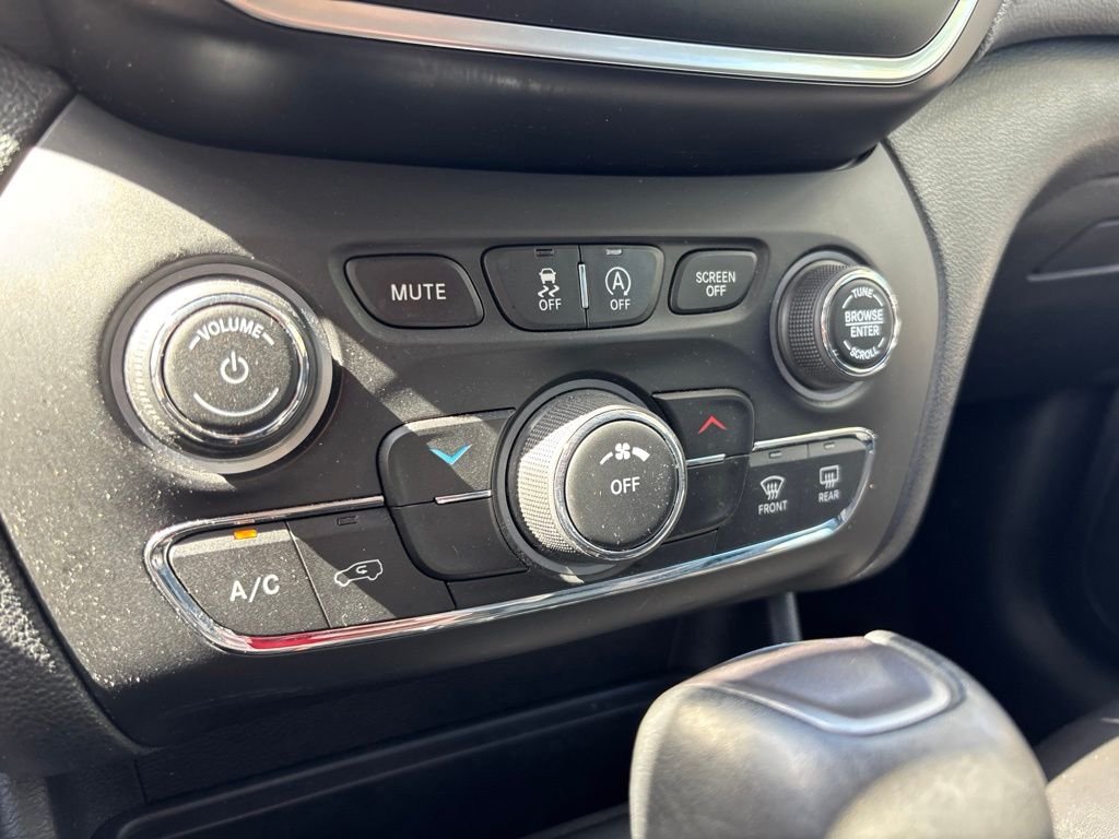 Used 2019 Black Jeep Latitude Plus image 25