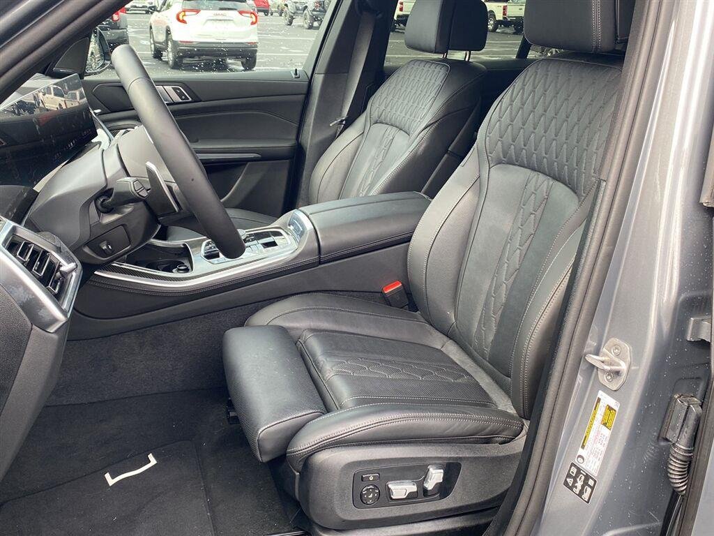 Used 2026 Skyscraper Grey Metallic BMW M60i image 2
