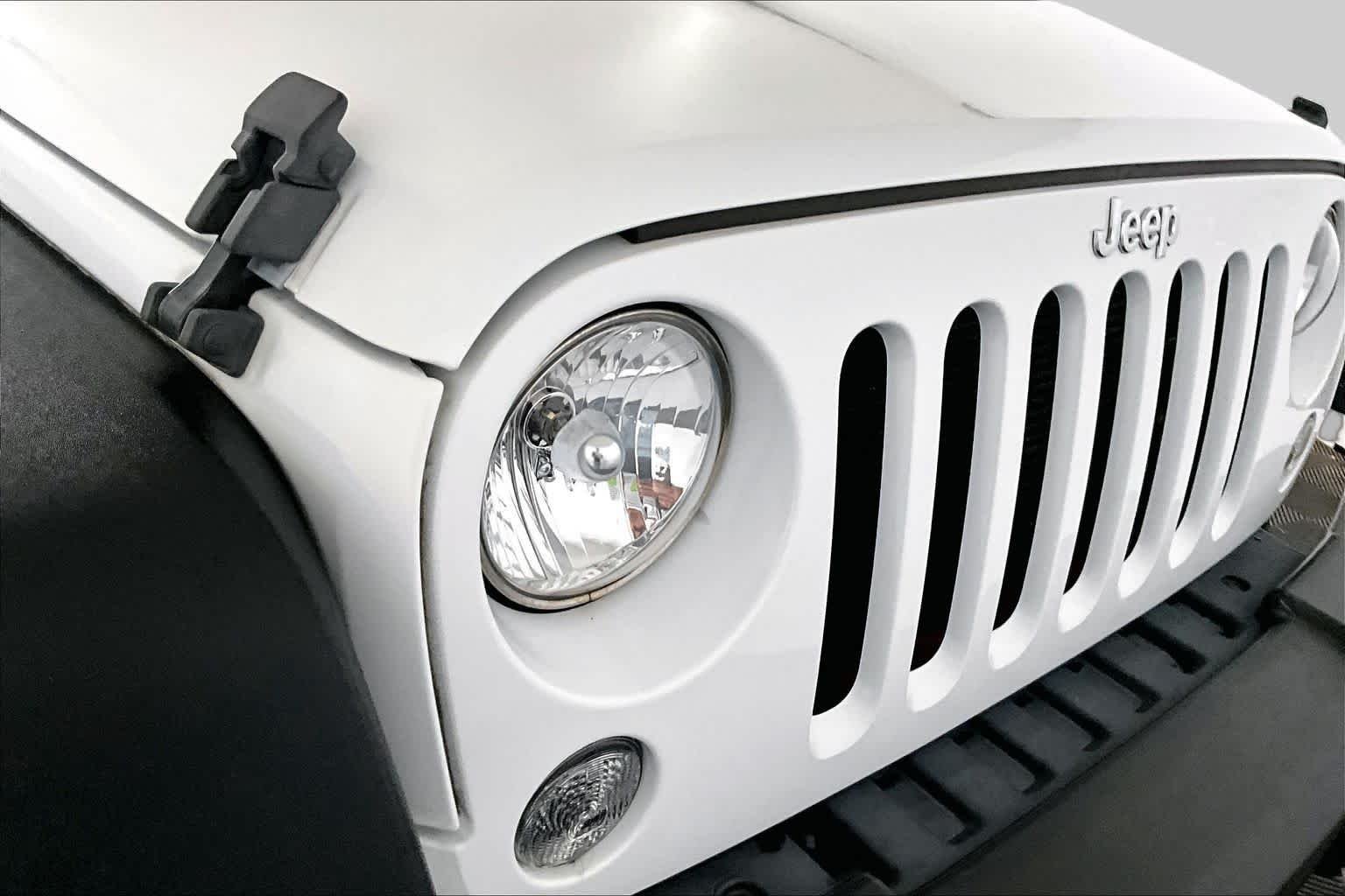 Used 2018 Bright White Clearcoat Jeep Sport S image 27