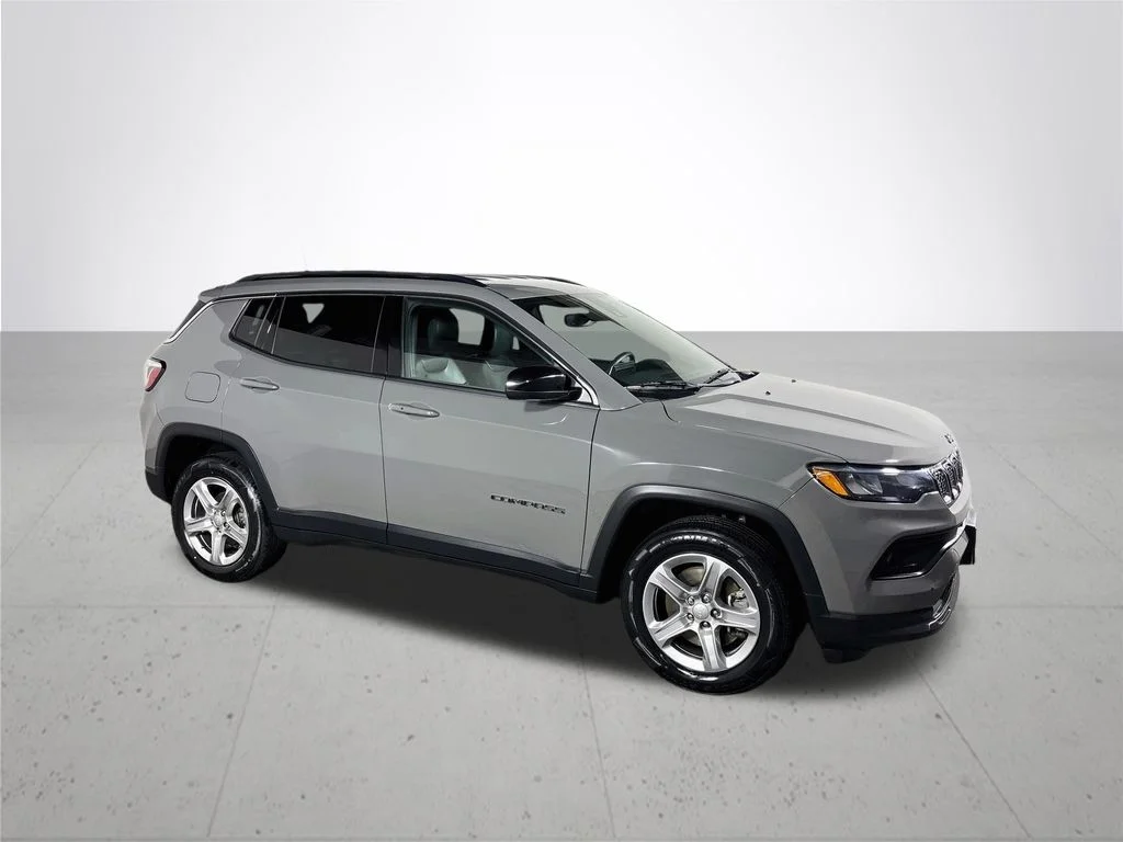 Used 2023 Gray Jeep Latitude image 4