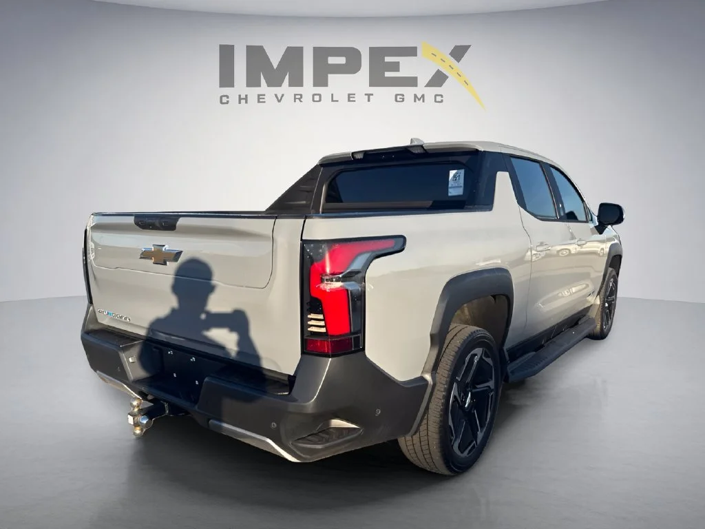 Used 2025 Gray Chevrolet LT image 5