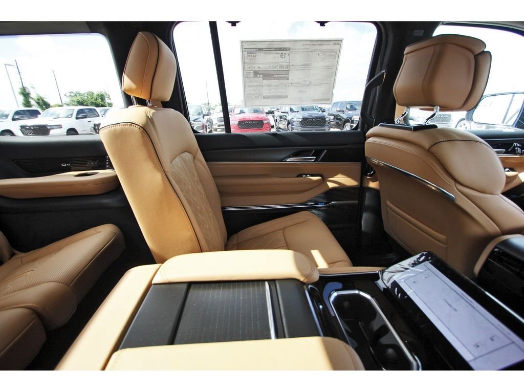 New 2026 Bright White Clear-Coat Exterior Paint Jeep Summit Reserve image 10