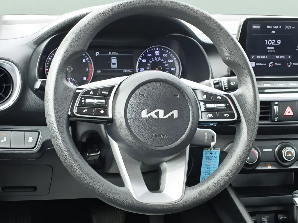 Used 2023 White Kia LXS image 11