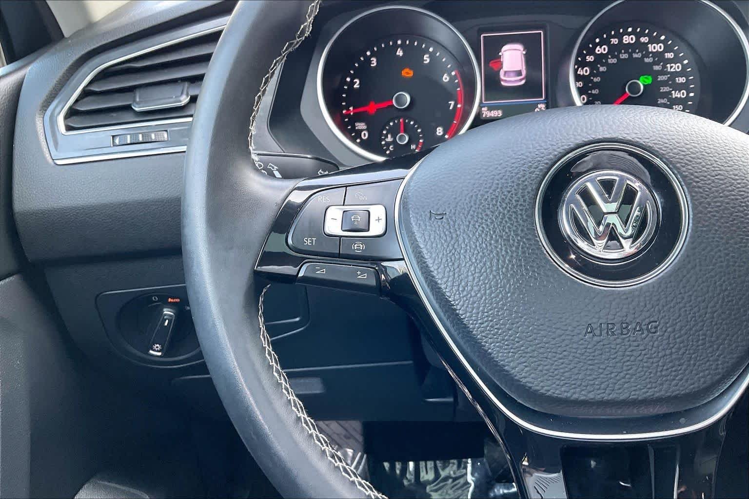 Used 2021 Platinum Gray Metallic Volkswagen SE image 23