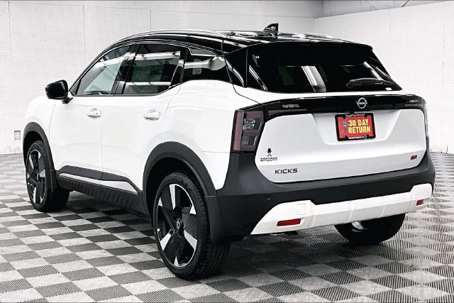 New 2026 Aspen White Tricoat/Super Black Nissan SR image 4