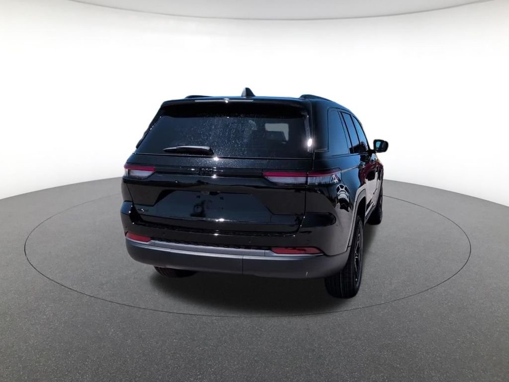 New 2026 Diamond Black Crystal Pearl-Coat Exterior Paint Jeep Laredo image 7