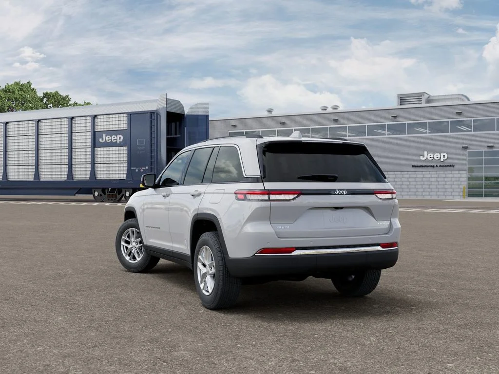 New 2026 Bright White Clear-Coat Exterior Paint Jeep Laredo X image 3