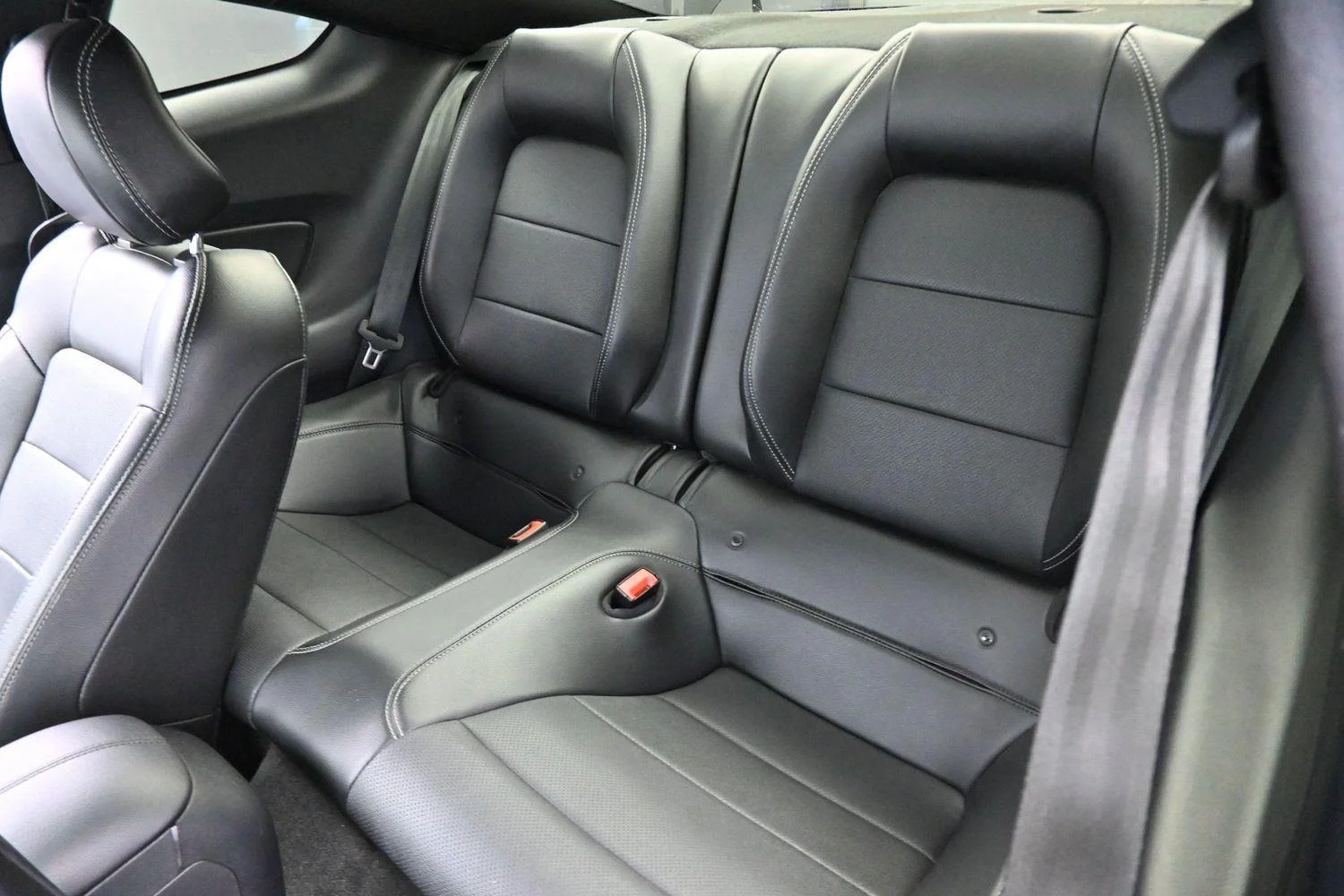 Used 2018 Magnetic Ford GT Premium image 26
