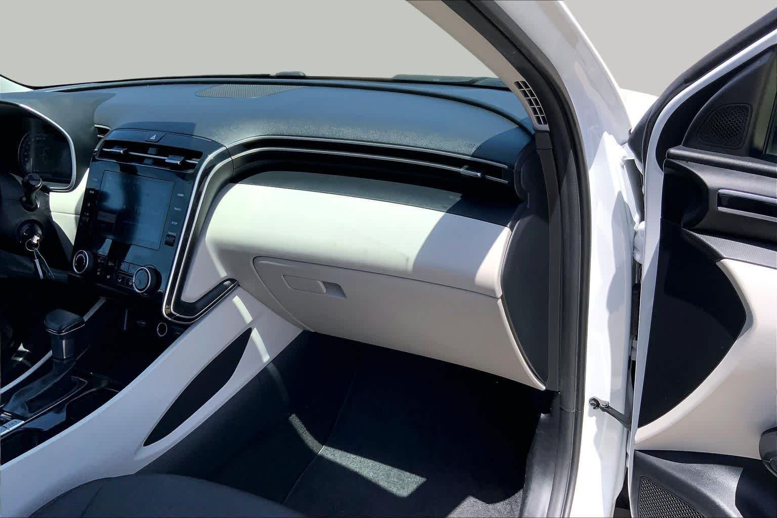 Used 2022 Quartz White Hyundai SE image 18