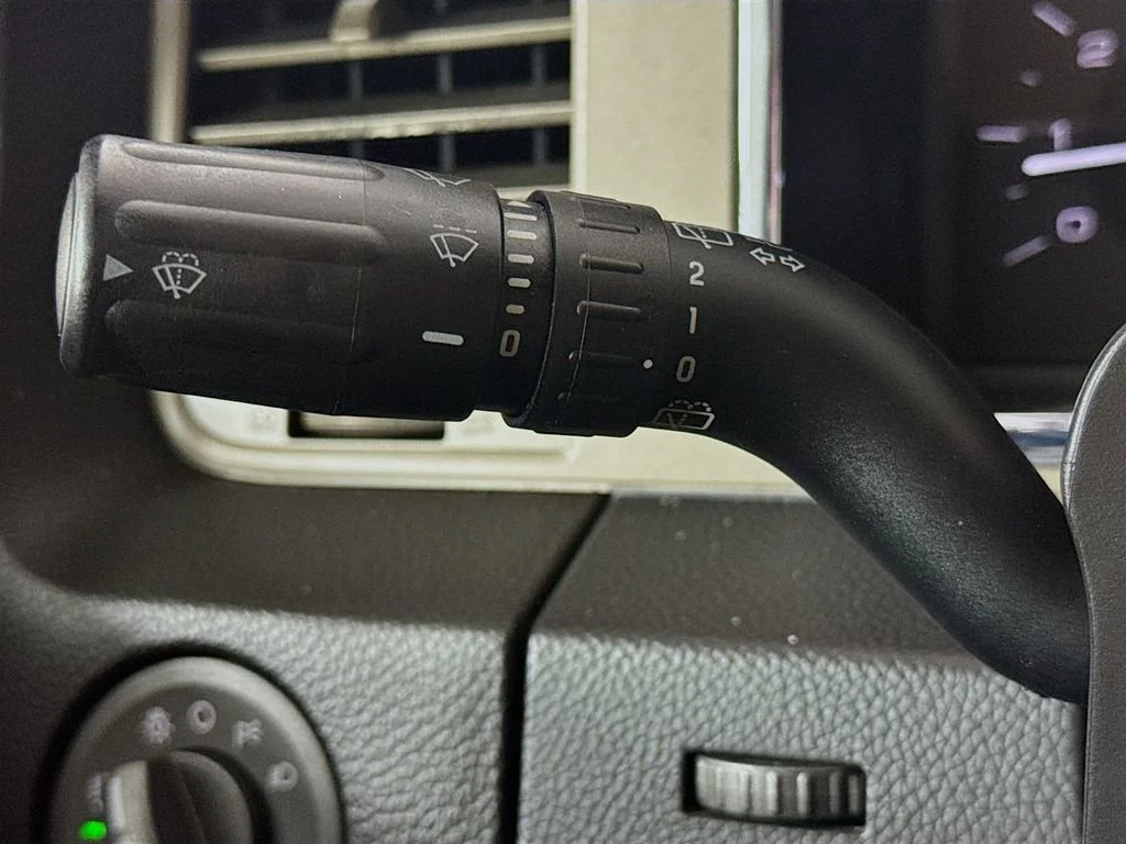 Used 2013 Black Lincoln Base image 13
