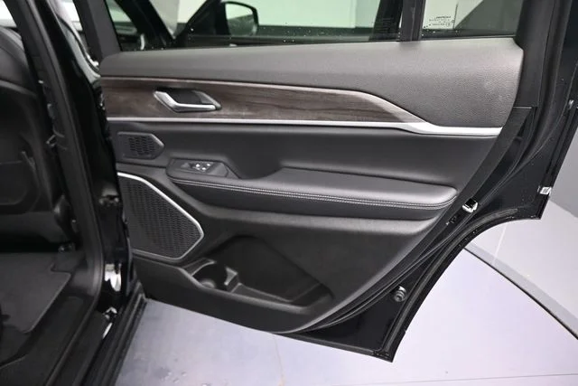 New 2026 Diamond Black Crystal Pearlcoat Jeep Limited image 22