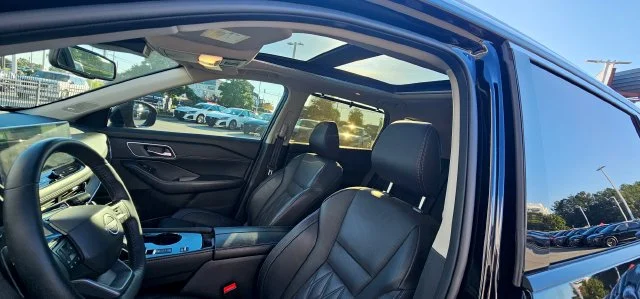 Used 2025 Black Nissan Platinum image 9