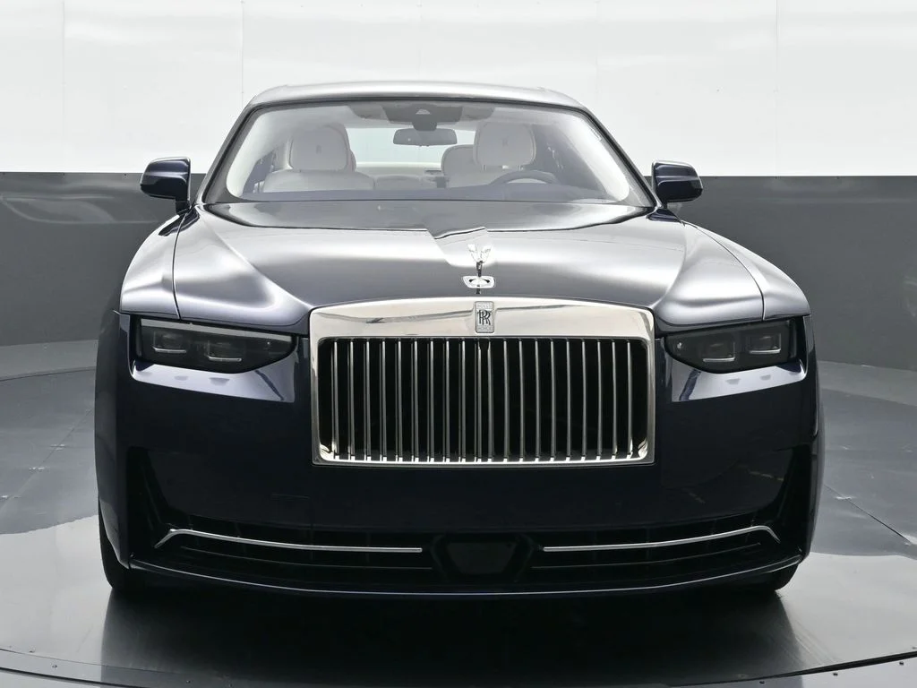 New 2027 Black Rolls-Royce  image 5