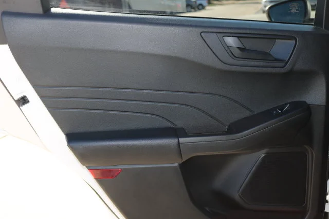 Used 2022 White Metallic Ford SE image 13