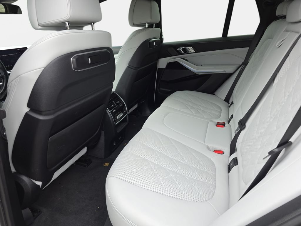 Used 2024 White BMW xDrive40i image 13
