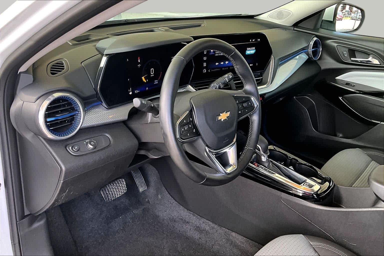 Used 2025 Summit White Chevrolet LT image 17