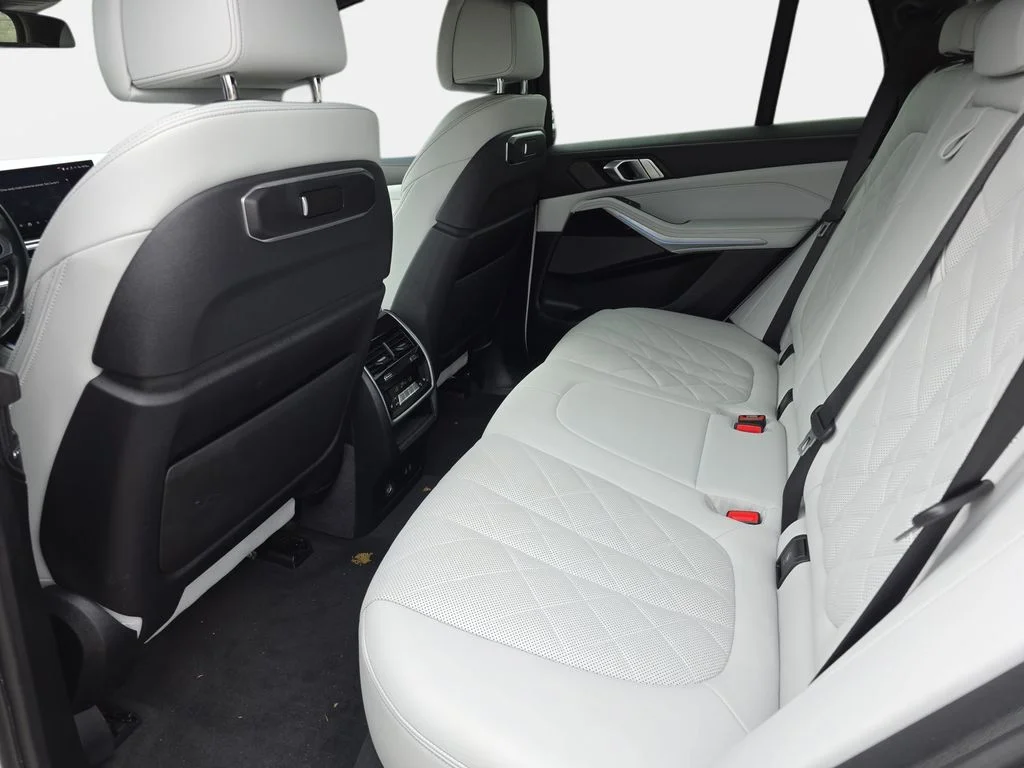 Used 2024 Alpine White BMW xDrive40i image 13