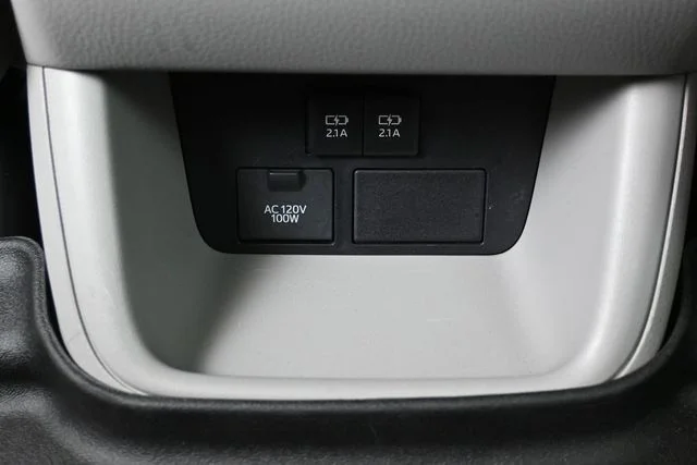 Used 2017 Silver Toyota XLE image 21