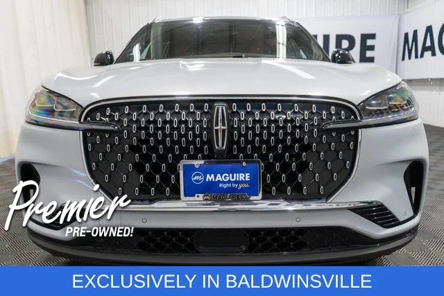 Used 2025 White Lincoln Reserve image 3