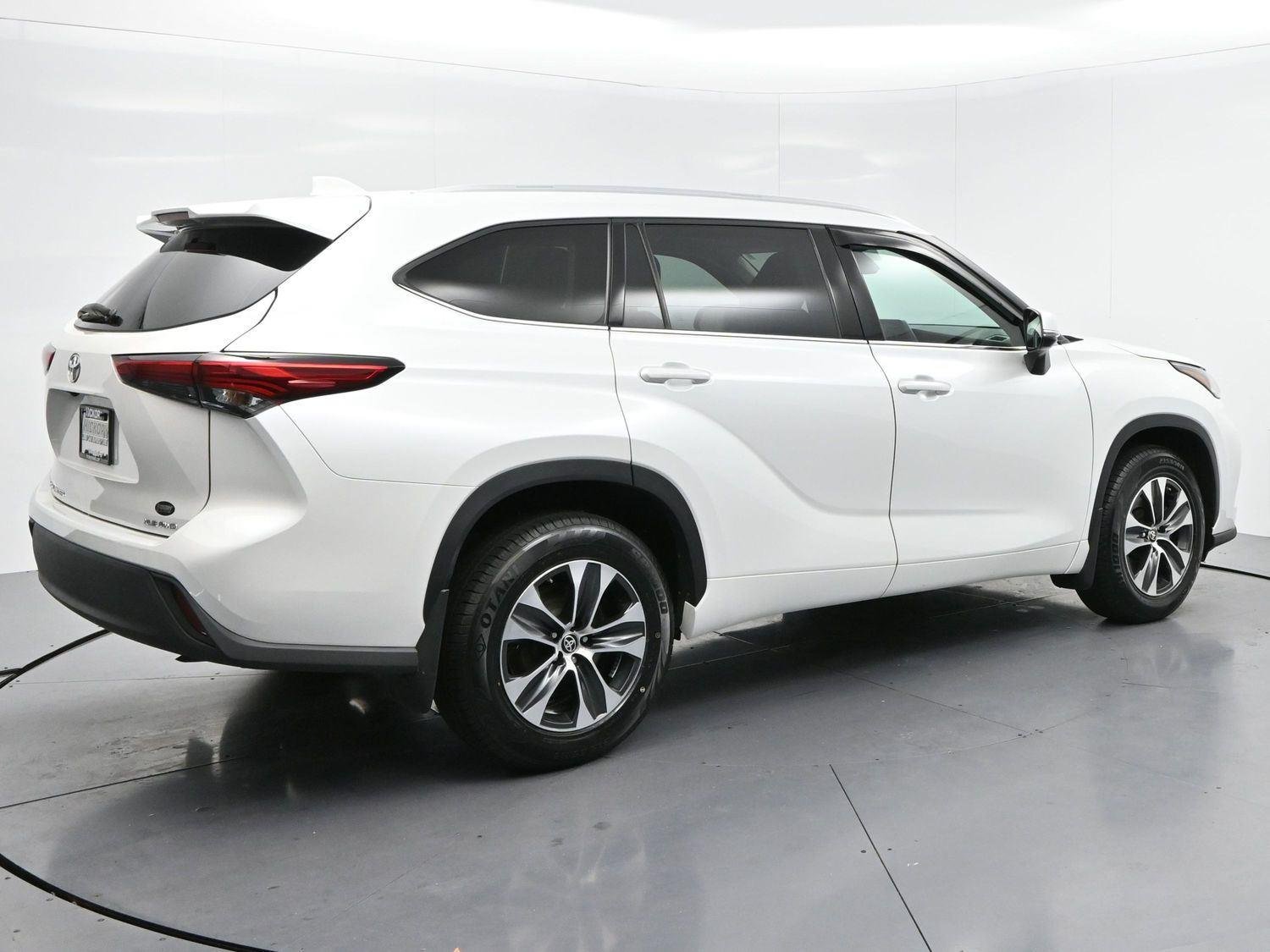 Used 2022 Wind Chill Pearl Toyota XLE image 7