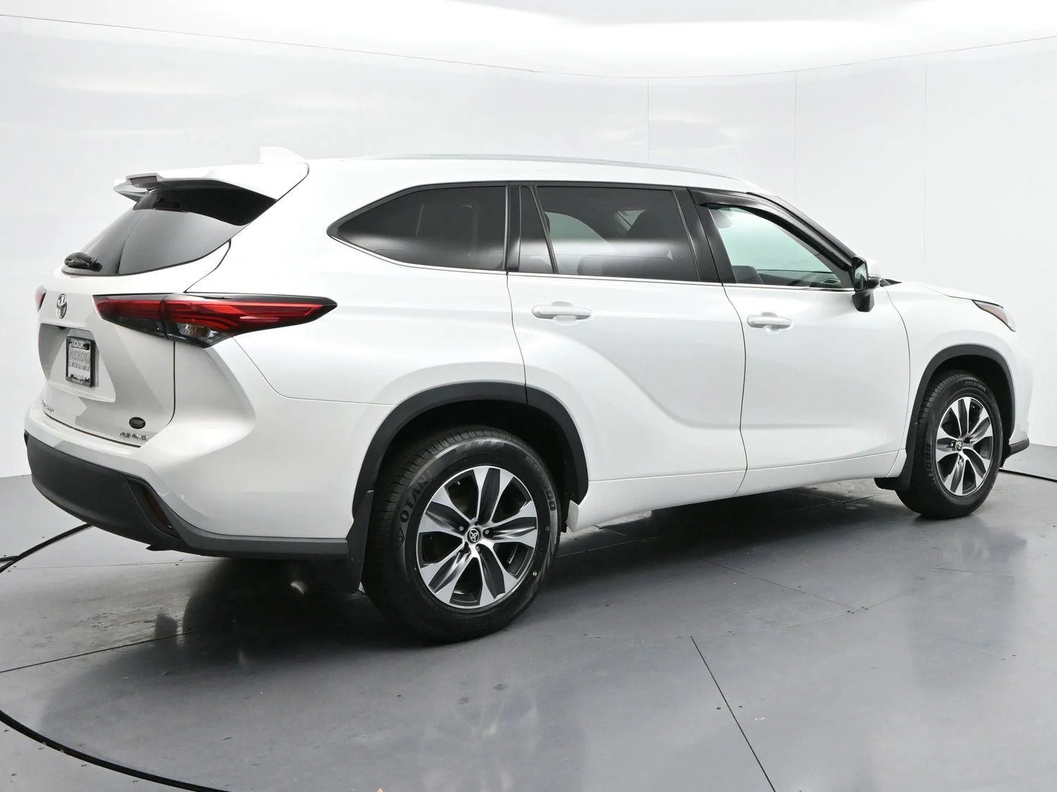 Used 2022 Wind Chill Pearl Toyota XLE image 7
