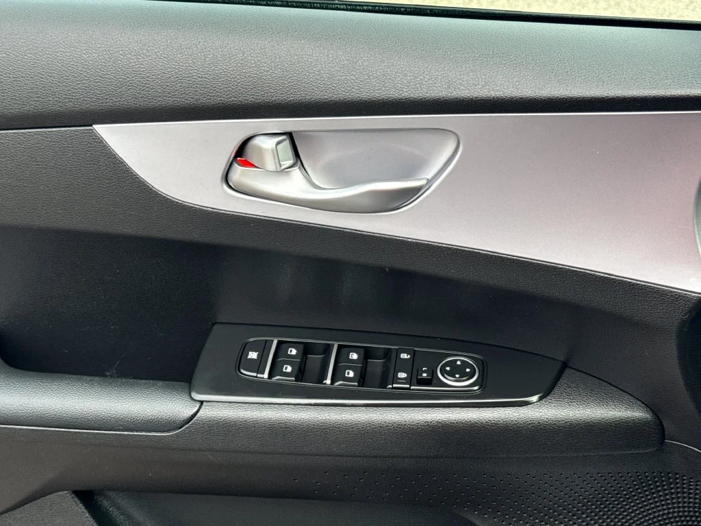 Used 2024 White Kia LXS image 33