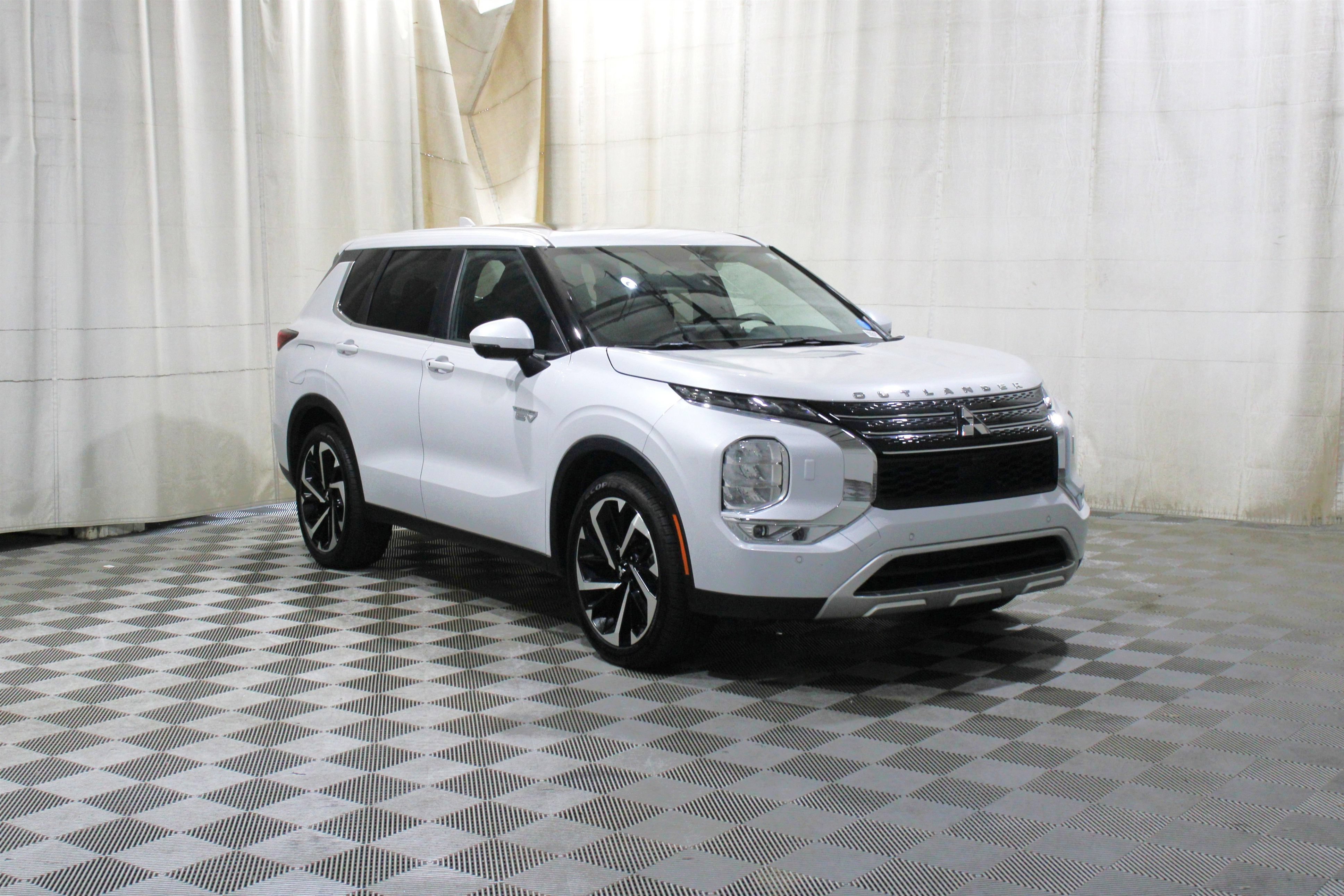Used 2024 White Diamond Mitsubishi  image 1