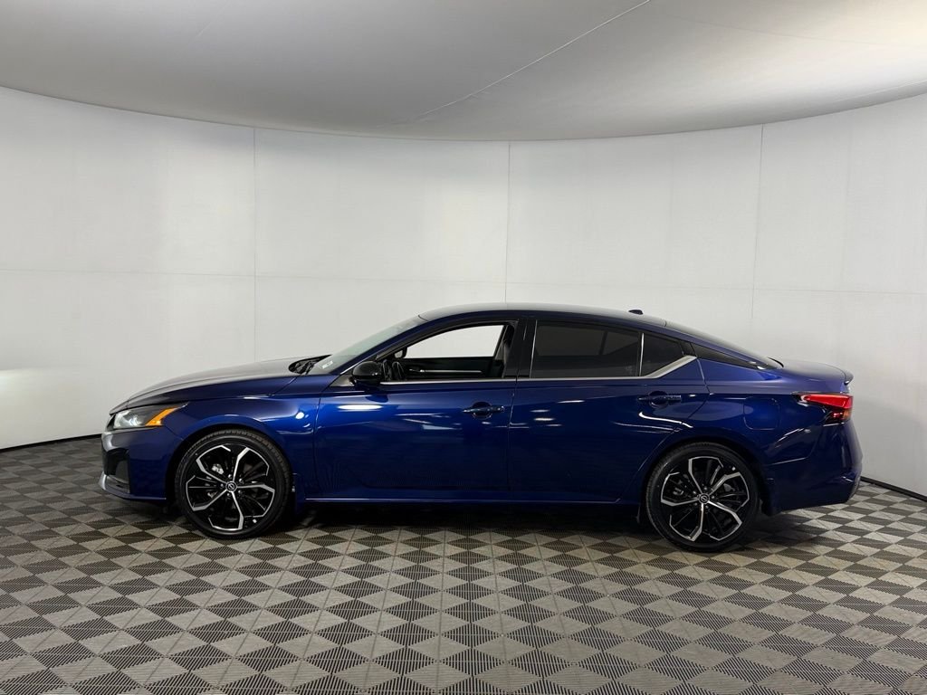 Used 2023 Blue Nissan 2.5 SR image 9