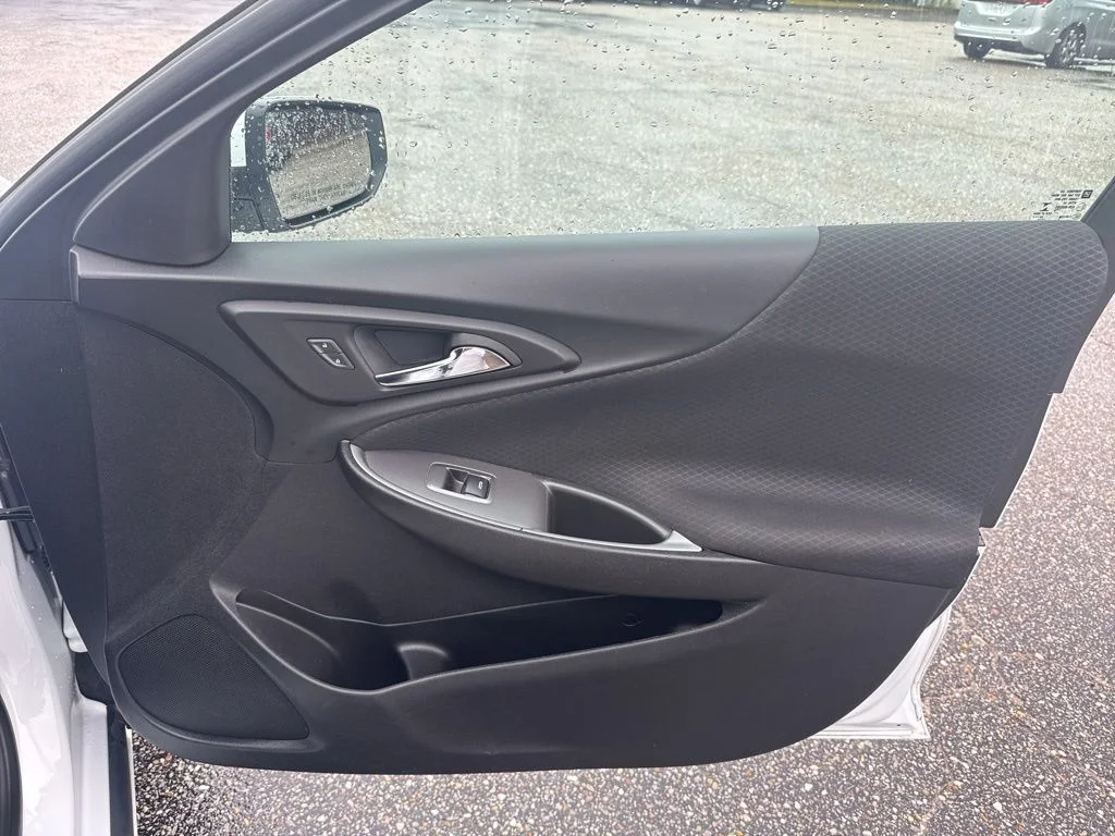Used 2025 White Chevrolet LT image 23
