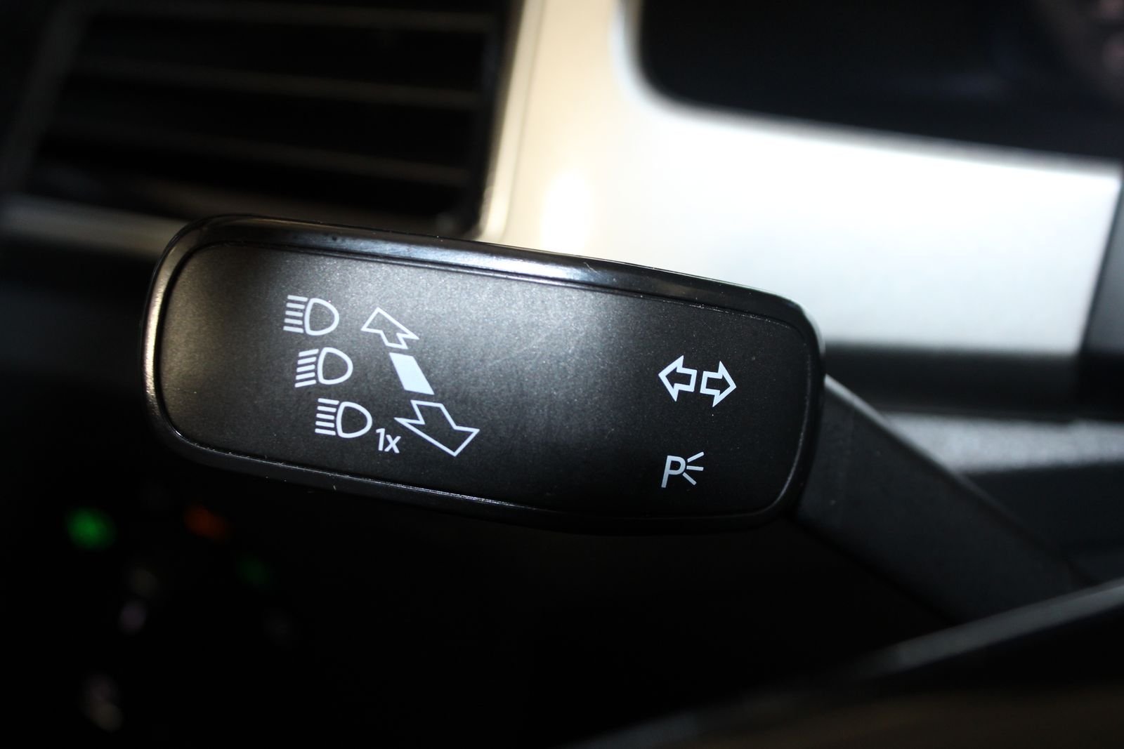 Used 2019 Blue Volkswagen SEL Premium image 25